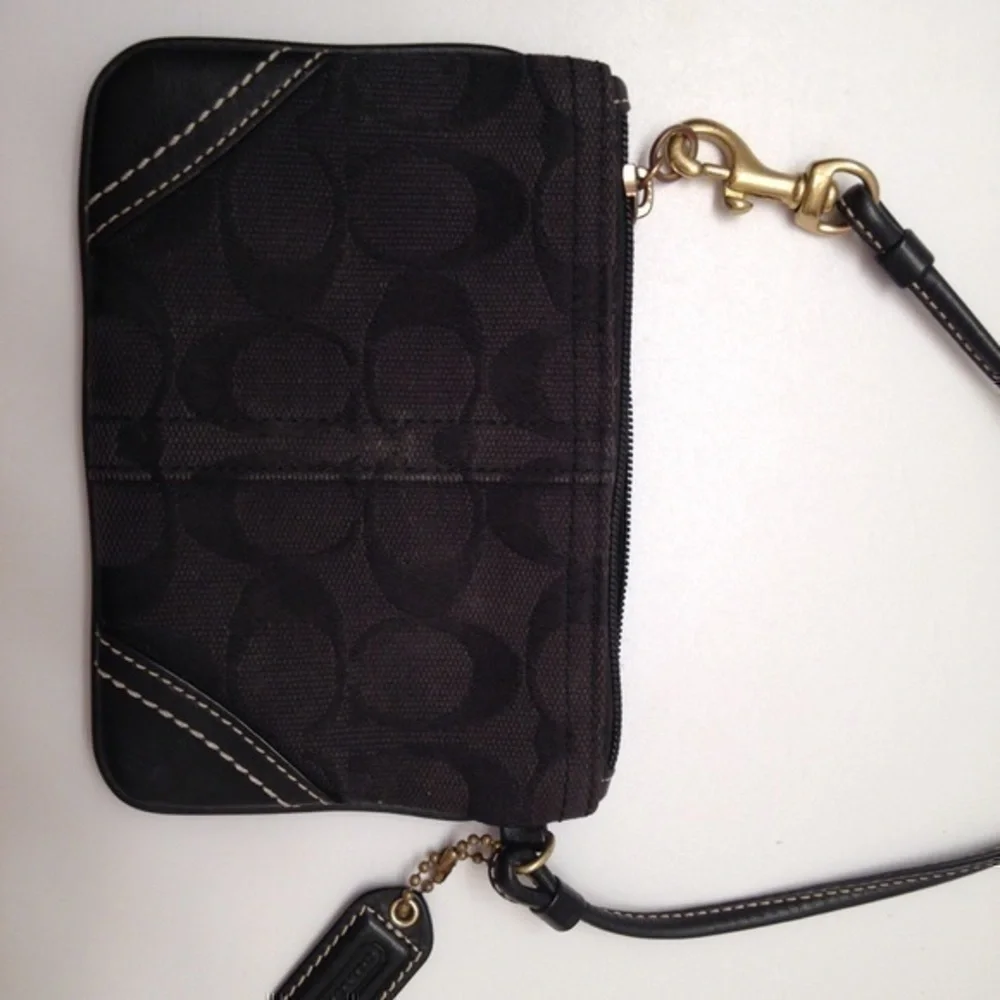 Coach signature v black jacquard leather wristlet